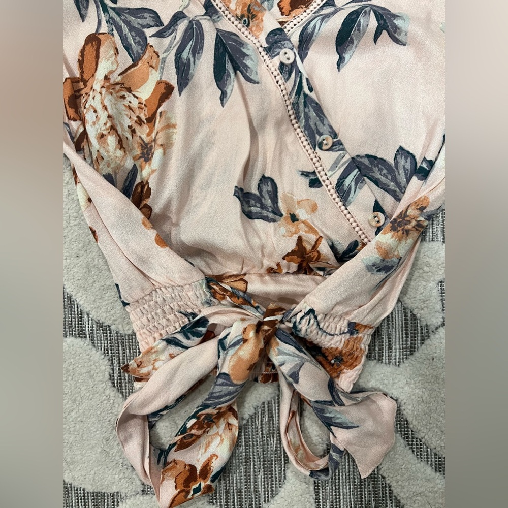 Cute summer top, ties at waist, worn once! - Picture 2 of 3